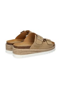 Beige Wildledersandalen mit doppelten verstellbaren Riemen, erhöhter juteumwickelter Sohle und weißer Gummisohle mit wellenförmigen Profildetails.