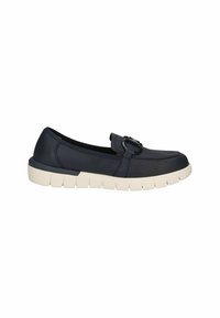 Navy zila ādas slip-on kurpe ar noapaļotu purngalu, ar dekoratīvu sprādzi un baltu, teksturētu gumijas zoli.