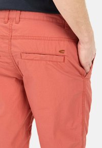 camel active REGULAR FIT - Shorts - faded red
