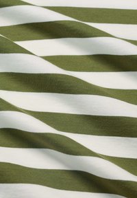 Groen en wit gestreept stof, met afwisselend brede strepen en een soepele textuur, gelegd in zachte, vloeiende plooien.