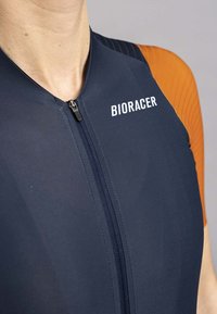 Combinaison de cyclisme bleu marine avec un accent orange, dotée d'une fermeture éclair à l'avant et du logo "Bioracer". Texture lisse, design ajusté.