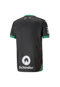 Svart atletisk t-shirt med gröna accenter, korta ärmar och rundad halsringning. Har röda linjer och en logotyp på framsidan och baksidan.