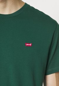 Levi's® ORIGINAL HOUSEMARK TEE - Jednoduché tričko - pineneedle