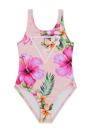 Różowy jednoczęściowy strój kąpielowy z tropikalnymi kwiatami i zielonymi liśćmi, z białym logo GUESS Beach z palmą.