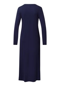 Långärmad maxi-klänning i mörkblått tyg. Enkelt utformad med rak skärning och en modest halsringning, utan några ytterligare utsmyckningar.