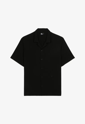 Camisa de manga corta negra hecha de un material suave. Cuenta con un cuello, cierre de botones en el frente y un sutil acento de logo en la parte inferior.