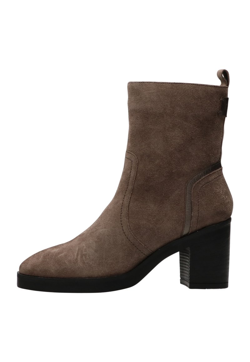 Stivale alla caviglia in suede marrone con punta arrotondata, dettagli di cucitura sottili e un tacco spesso nero. Presenta una fascia sul retro per una facile calzata.