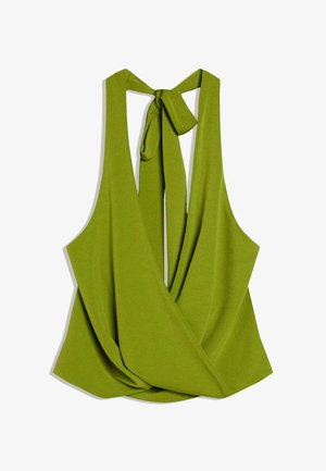 Bluza în nuanță măslinie, fără mâneci, cu decolteu adânc în V și închidere cu funda în spate, realizată dintr-un material fin.