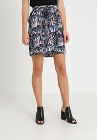 Rock mit floralem Muster und Kordelzugbund. Auf einem dunklen Hintergrund sind Palmenblätter in Blau, Pink und Weiß abgebildet. Leichter Stoff.