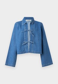 Veste en jean bleu clair raccourcie avec col à revers, fermeture à bascule à l'avant et manches longues. Présente des surpiqûres contrastantes le long des bords.