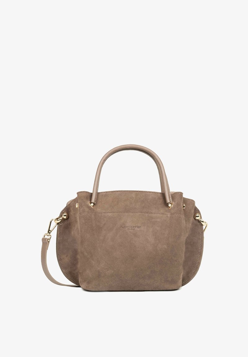 Sac à main en daim marron avec deux poignées arrondies et une bandoulière amovible, équipé de ferrures dorées et d'un logo embossé minimaliste à l’avant.