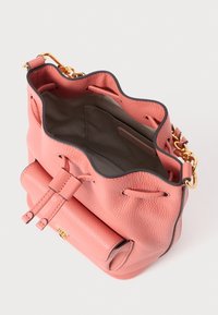 Saco de couro rosa em forma de balde com acabamento texturizado, apresentando uma alça de corrente dourada, um topo franzido e um detalhe de bolso enrolado. O interior é forrado em cinza.