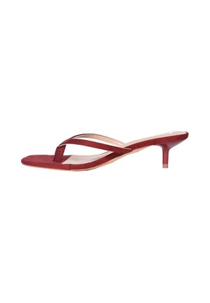 Sandalo infradito in suede rosso con tacco basso kitten, punta aperta e sottili cinturini incrociati.