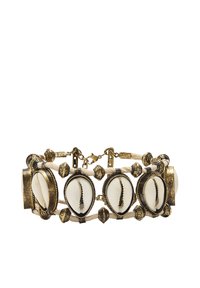 Bransoletka z metalowymi ogniwami i kremowymi muszelkami, z fakturowaną powierzchnią, okrągłymi kształtami oraz ozdobnymi elementami w kolorze złotym.