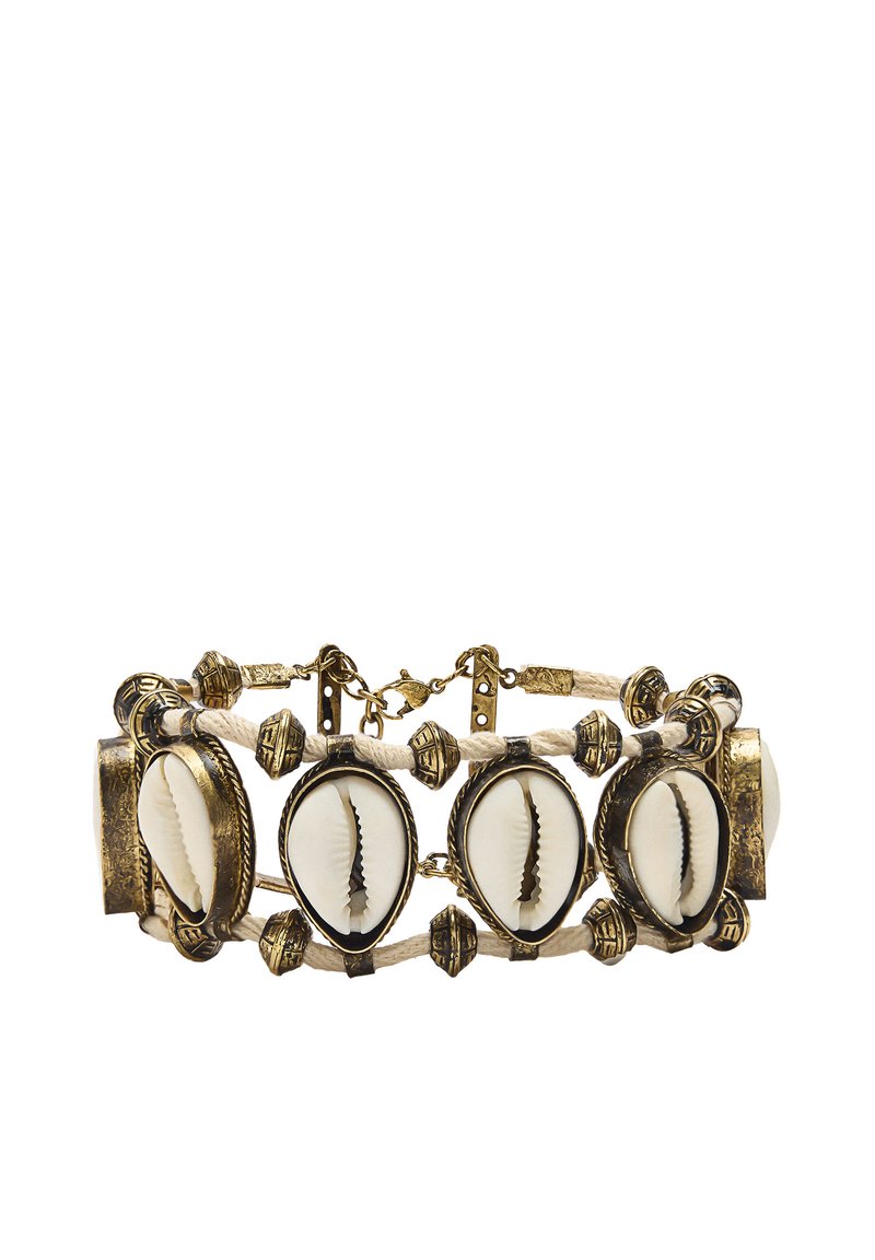Bransoletka z metalowymi ogniwami i kremowymi muszelkami, z fakturowaną powierzchnią, okrągłymi kształtami oraz ozdobnymi elementami w kolorze złotym.