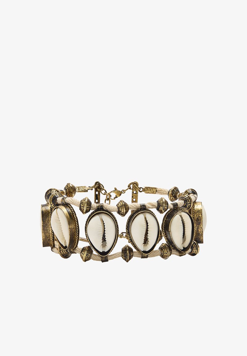 Bransoletka z metalowymi ogniwami i kremowymi muszelkami, z fakturowaną powierzchnią, okrągłymi kształtami oraz ozdobnymi elementami w kolorze złotym.