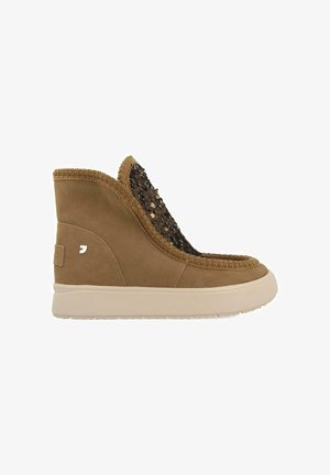 Botín de ante marrón con tacón de cuña, decorado con un panel de lentejuelas negras en el costado y un borde texturizado y cosido.