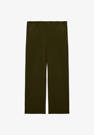 Pantaloni verde scuro a gamba dritta con tasche laterali, passanti per cintura e chiusura frontale con bottoni su sfondo bianco.