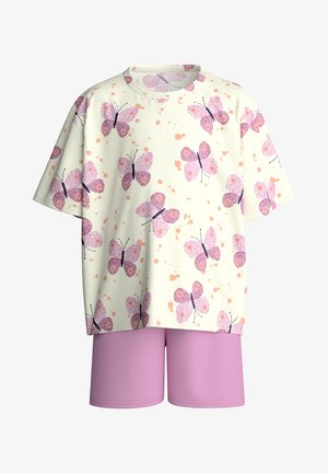 Chemise crème à manches courtes avec imprimé de papillons roses et violets, associée à un short violet clair uni.