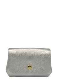 Petit portefeuille en cuir argenté avec une finition texturée et un seul bouton pression doré sur le rabat avant.
