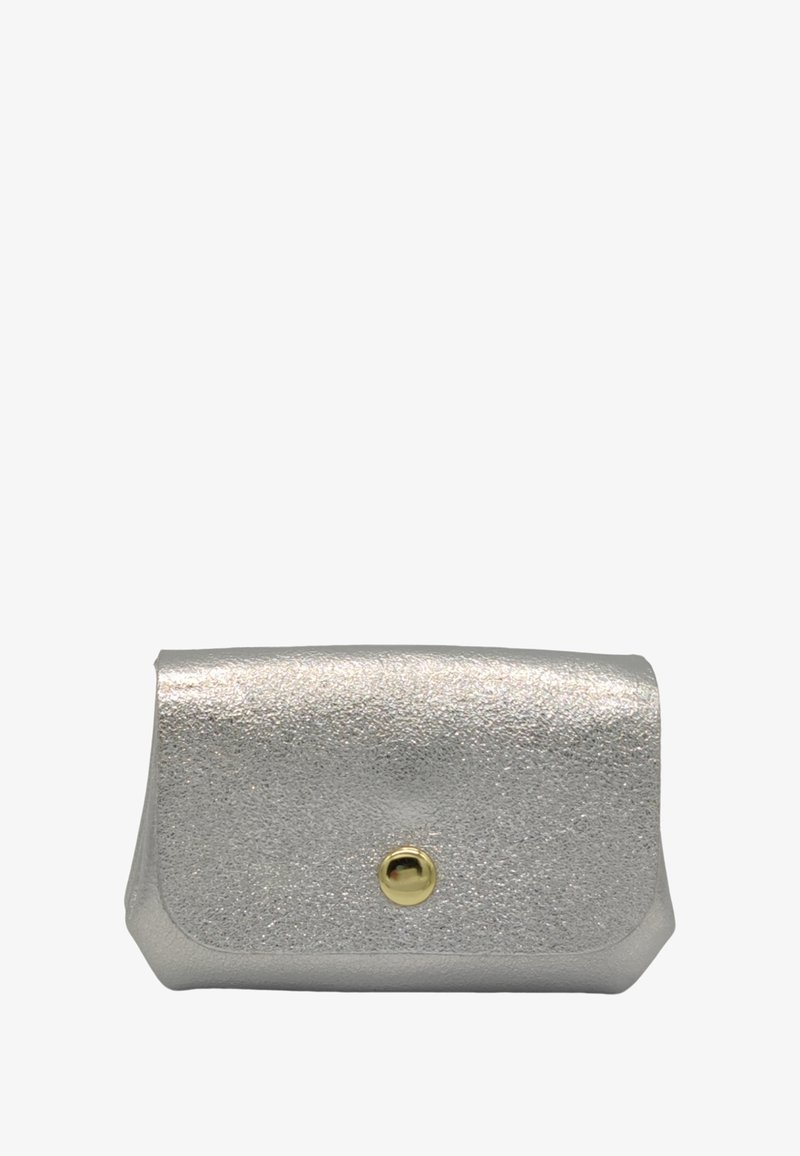 Petit portefeuille en cuir argenté avec une finition texturée et un seul bouton pression doré sur le rabat avant.