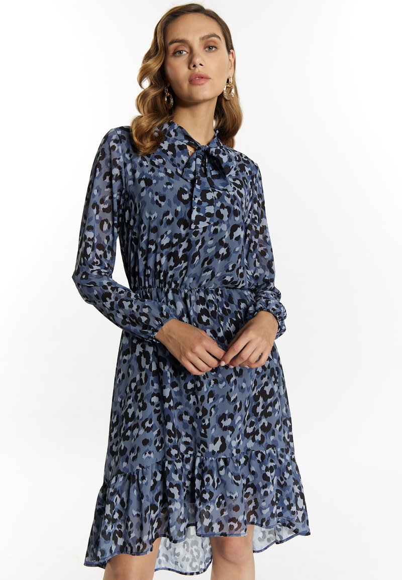 Langarm, blauwe jurk met luipaardprint, een geknoopt kraagje, een ingezette taille en een gerimpelde zoom. Transparant materiaal met een zachte textuur.