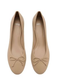 Beiga ballerinas med en slät matt yta, rund tå och en dekorativ rosett framtill. Enkelt design, ingen synlig hårdvara eller mönster.