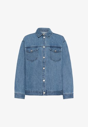 Kék farmerdzseki hosszú ujjakkal, gombos elülső záródással, két gombos mellkasi zsebbel és hagyományos gallérral.