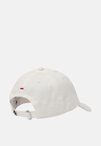 Cappellino da baseball bianco in cotone con corona rotonda, fibbia regolabile sul retro e un piccolo patch con logo ricamato.
