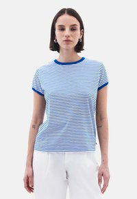 STREIFEN MIT WEICHEM TRAGEKOMFORT - Triko s potiskem - white lapis blue