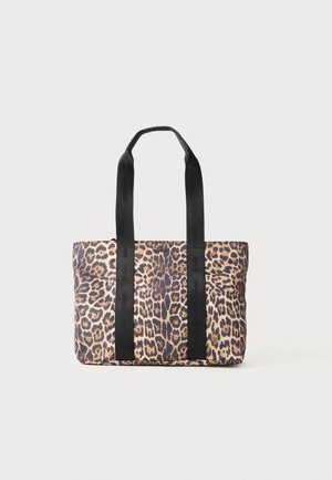 Sac fourre-tout avec motif léopard et deux longues anses noires avec un texte de marque subtil sur un fond clair uni.