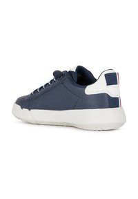 Marineblauer Leder-Sneaker mit weißen Akzenten, runder Zehenpartie und flacher Gummisohle. Mit strukturiertem Fersenpatch mit rot-weißen Streifen.