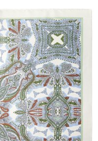 Silkk Square scarf, jossa on monimutkaisia paisley- ja kukkakuoseja sinisessä, vihreässä ja punaisessa sekä pehmeä luonnonvalkoinen reunus. Tyylikäs muotoilu ja rakenne.