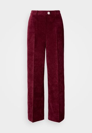 Burgundské široké kalhoty s měkkou texturou, které mají přední sklady a stříbrný květinový knoflík na pasu.