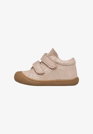 Scarpa per bambini in pelle rosa con superficie texture, dotata di due nastri in velcro e suola in gomma. Punta arrotondata e copertura alla caviglia.