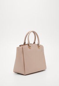 Beige tekstureret læderhåndtaske med doble rullede håndtag, guldfarvet hardware og en struktureret form. Har lynlåslukning og vinklede sider.