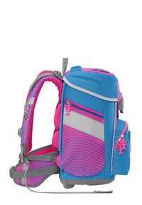 Blauw en roze rugzak met een gestructureerde afwerking, featuring diagonale strepen, grijze accenten, verstelbare schouderbanden en ritszakken.