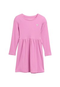 Abito rosa a maniche lunghe in tessuto a costine, con gonna arricciata e un piccolo emblema a forma di cuore argentato sul petto.