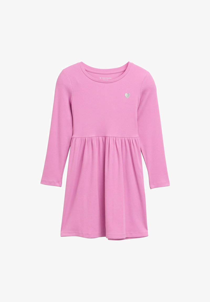 Abito rosa a maniche lunghe in tessuto a costine, con gonna arricciata e un piccolo emblema a forma di cuore argentato sul petto.