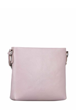 Sac en cuir rose vif porté en travers avec une texture lisse, une forme rectangulaire et des accents en métal. Design minimaliste avec un détail de logo.