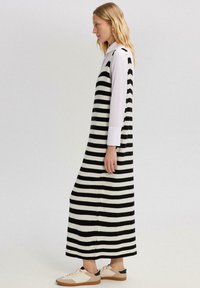 Touché Privé V NECK STRIPED - Džersejové šaty - black