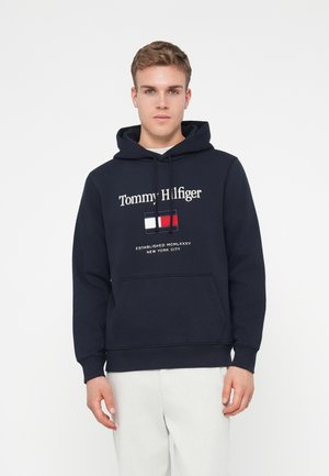 Tommy Hilfiger EMBRO FLAG - Mikina s kapucňou - desert sky