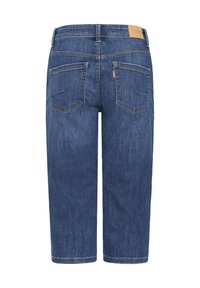 Blaue Denim-Capri-Jeans mit zwei Gesäßtaschen, Gürtelschlaufen und einem Leder-Brandpatch am Bund, von hinten gezeigt.