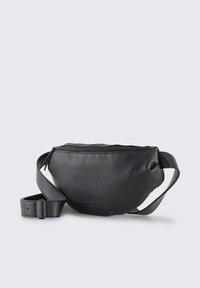 Riñonera de cuero negro con acabado texturizado, forma curva y correa ajustable; cuenta con una cremallera superior para un cierre seguro.