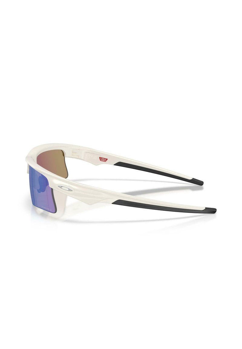 Gafas de sol deportivas blancas con lentes envolventes azul espejadas y puntas negras en las patillas curvadas, mostradas sobre un fondo blanco.