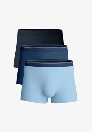 Drie paar herenboxershorts in donker marineblauw, middendomblauw en lichtblauw. Voorzien van een zachte elastische tailleband met logo en naadloos ontwerp.
