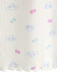 Hvid ribbet stof med blåkantede legesyge hundeansigtter og pink og mintgrønne indpakkede slikillustrationer spredt ud over.