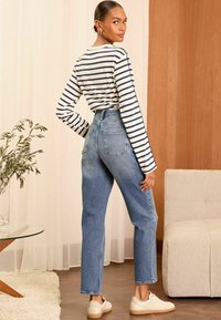 Love & Roses HIGH WAIST STRAIGHT REGULAR FIT - Tiesaus kirpimo džinsai - mid wash blue