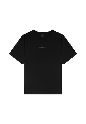 Zwart T-shirt met korte mouwen, ronde hals en kleine witte "TOMORROWLAND" tekst gecentreerd aan de voorkant.