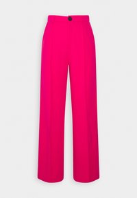 Pantalons larges taille haute de couleur rose vif avec des passants de ceinture et une fermeture à bouton noir unique sur un fond blanc.